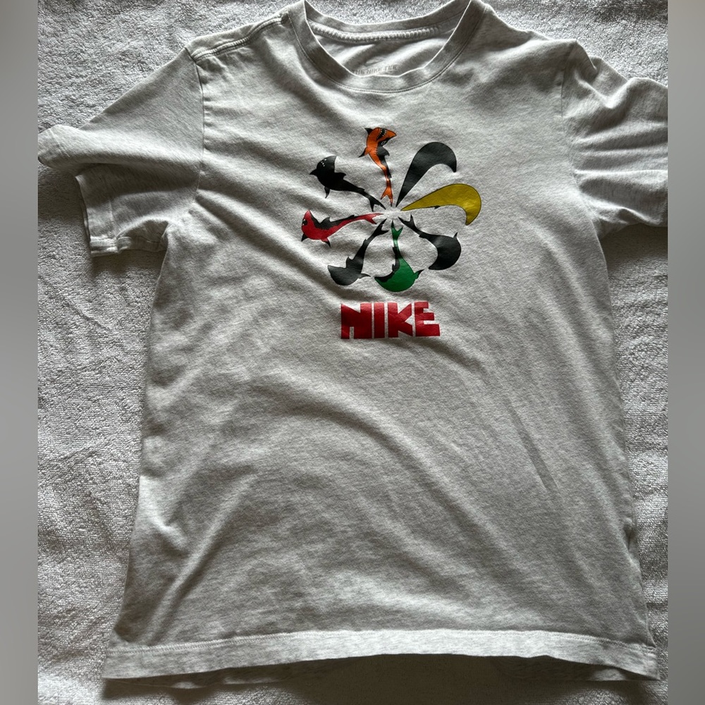Nike SB shark swoosh young men’s tshirt, size Small.